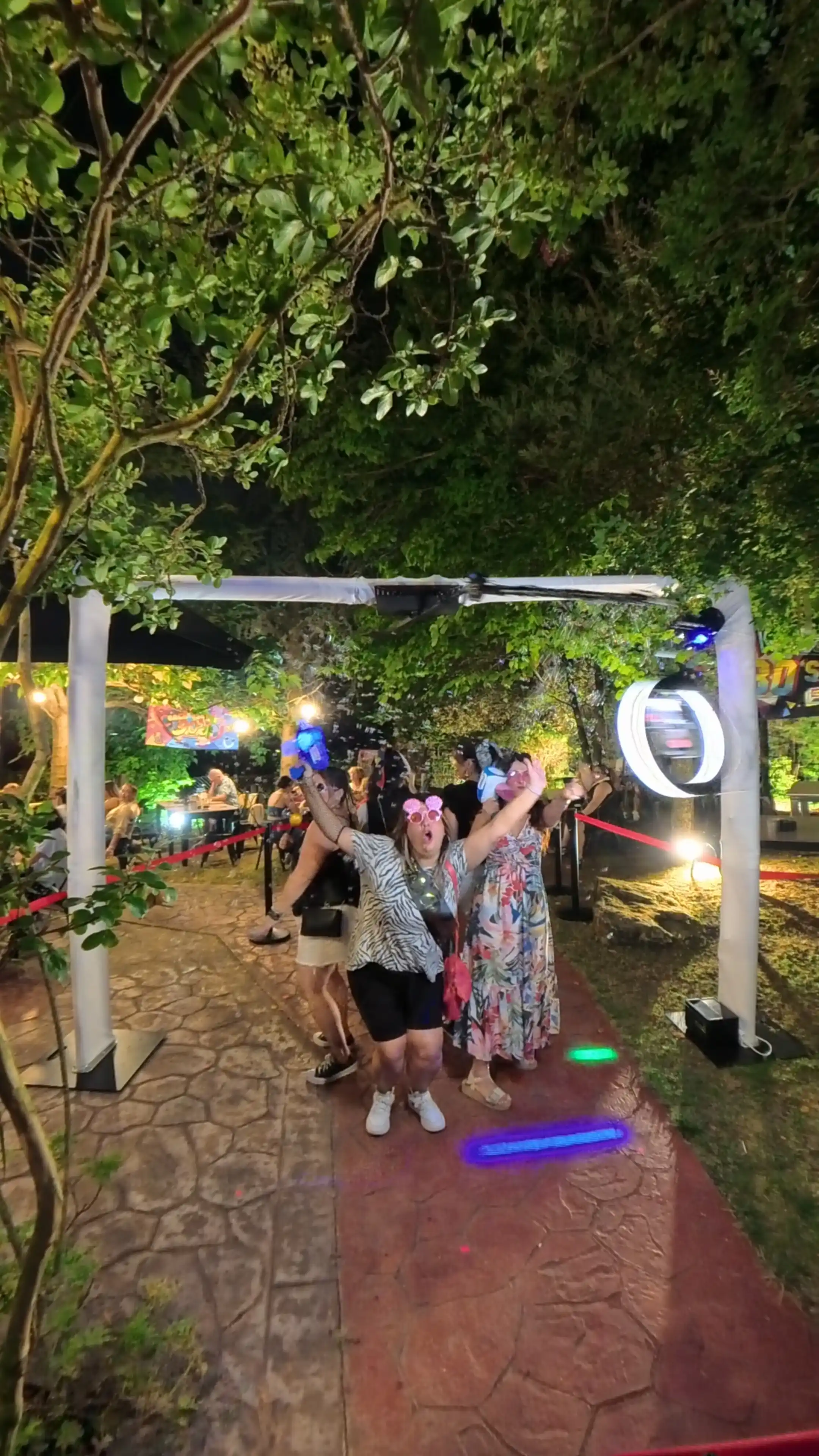 Imagen promocional del evento Fiesta Años 80 & 90 celebrado en Villa-Lucía con música en directo, gastronomía y Videomatón 360º.
